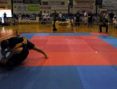 Oι εφοριακοί φοβούνται για τη ζωή τους - Ξεκινούν μαθήματα αυτοάμυνας